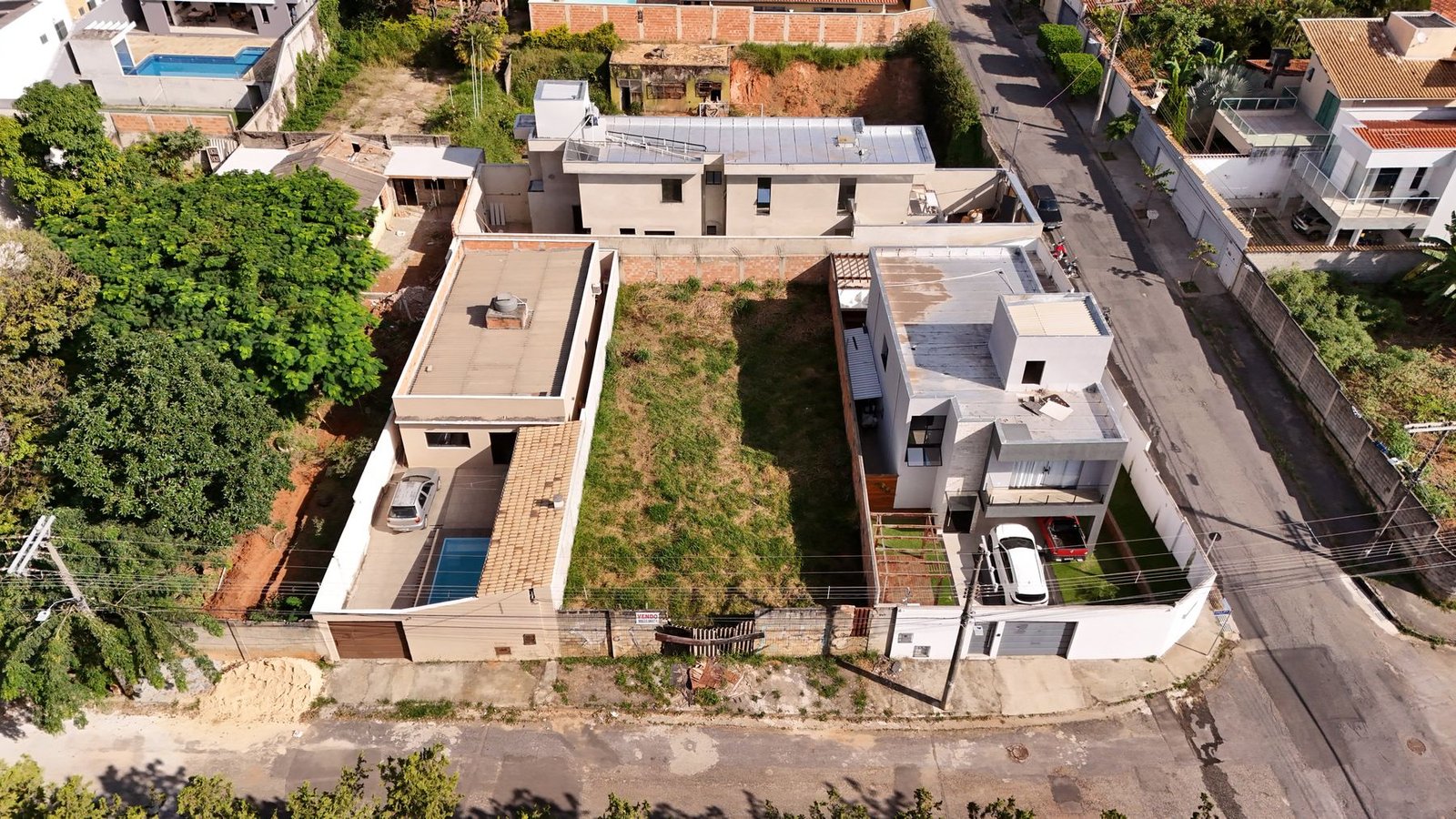 O terreno visto de cima — o lote à venda entre as construções, na quadra residencial do Céu Azul.