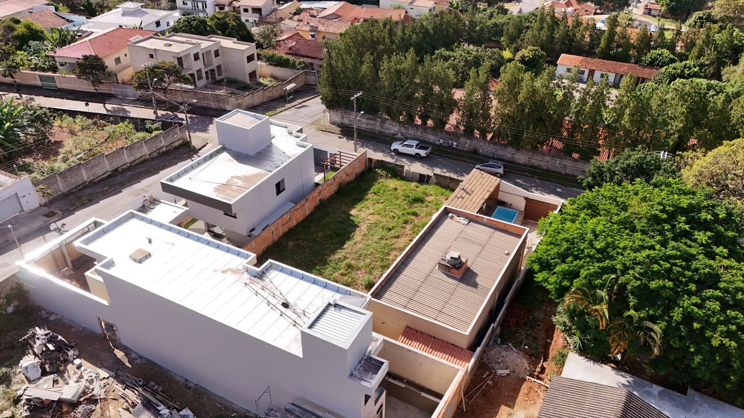 A vizinhança: casas modernas e bem cuidadas — sinal claro de valorização.