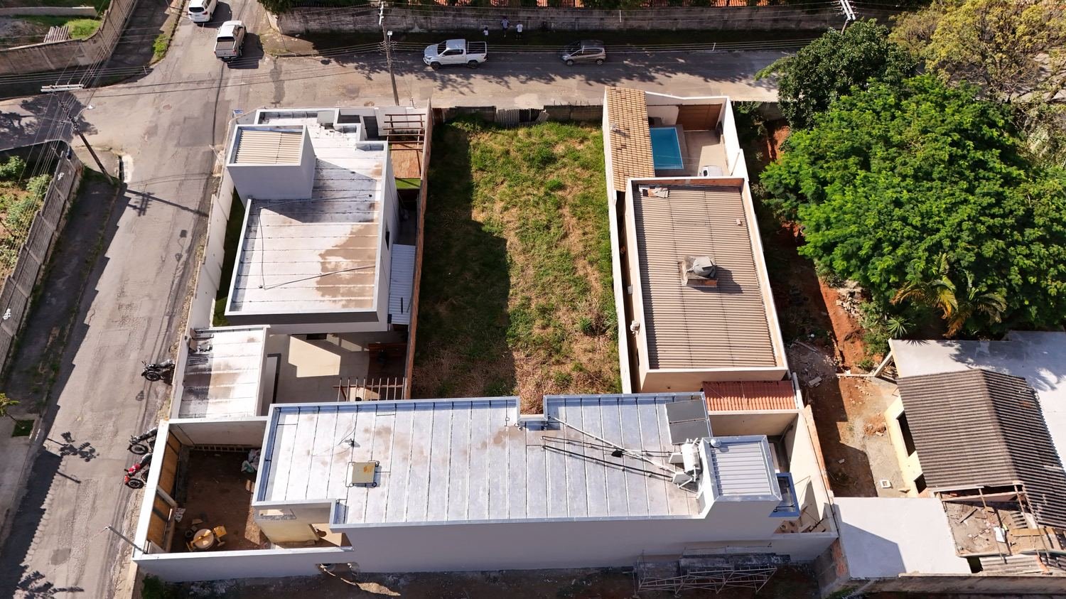 Rua calma e residencial, com ótimo padrão construtivo na quadra.
