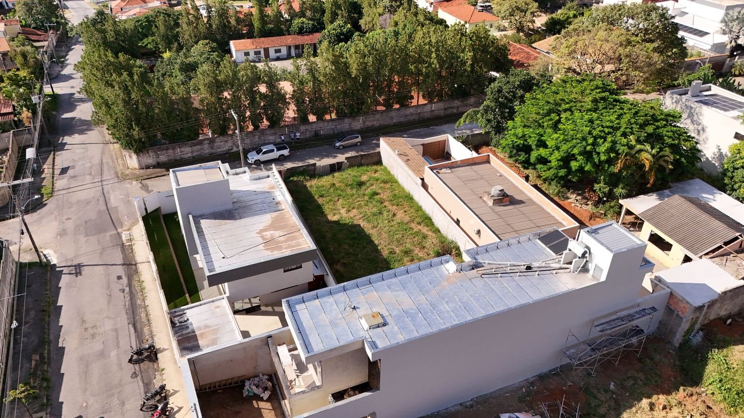 O lote e a vizinhança em perspectiva superior.